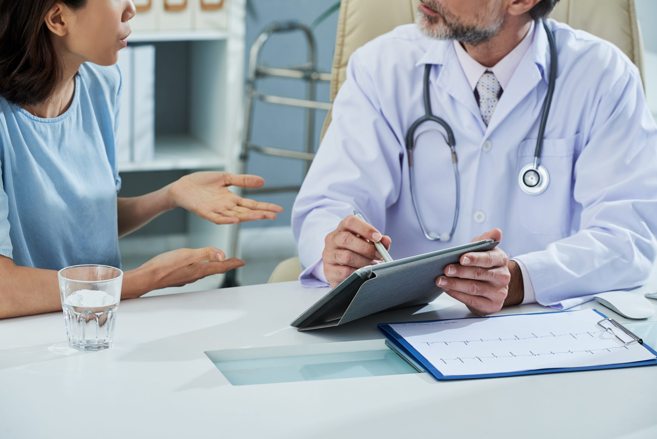Paciente conversando con profesional médico
